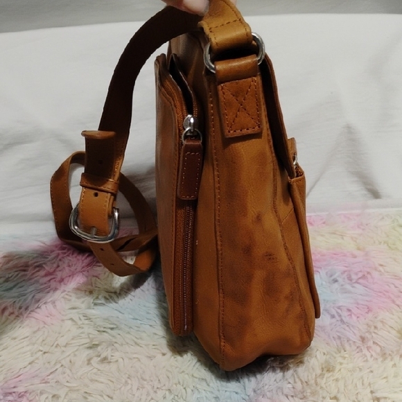 SALE! Wilsons Leather Tan Messenger Bag W Adjustable Strap/Structured Design - Picture 3 of 10